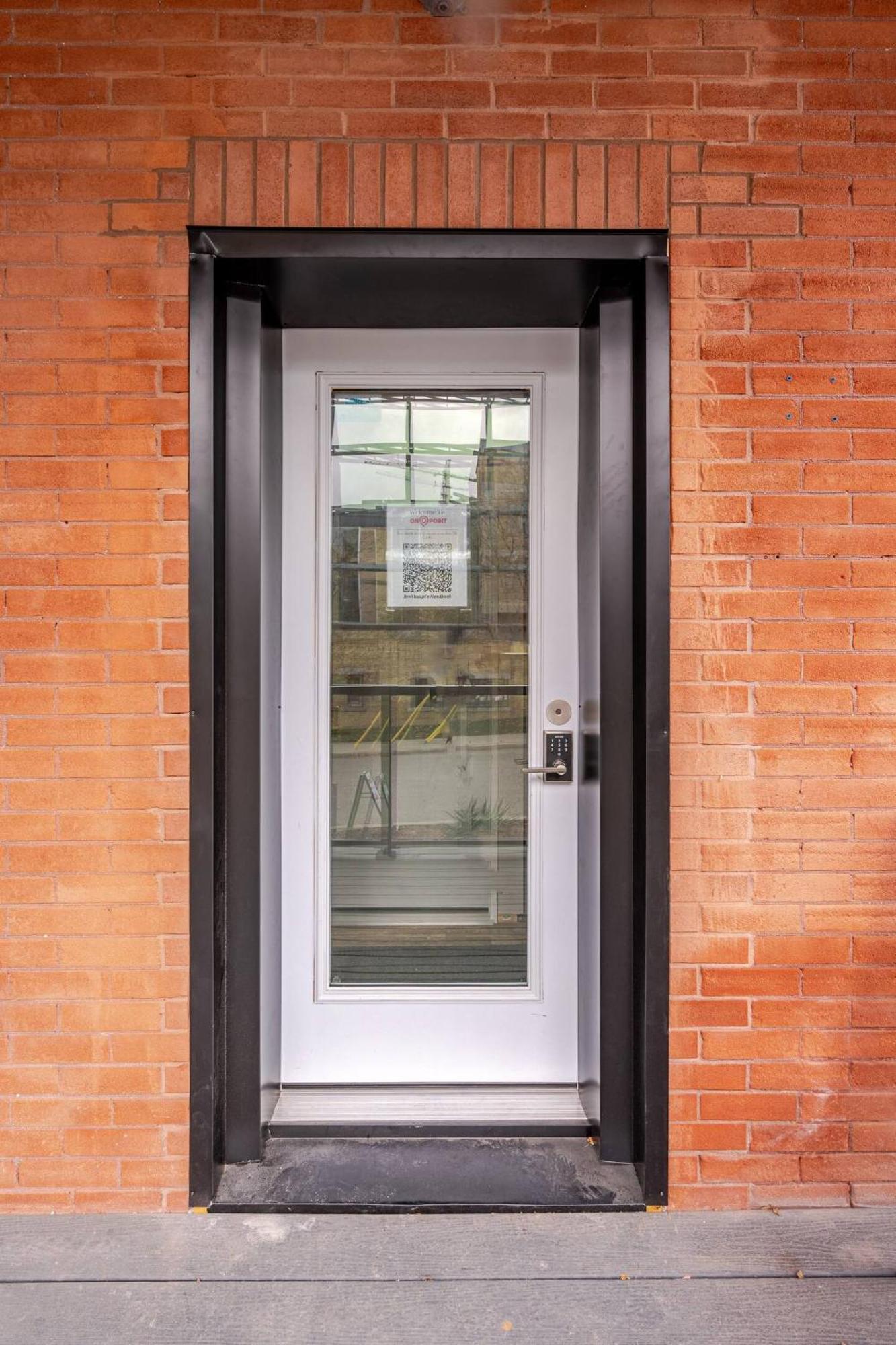 Entire 1 Bedroom Apartment Across From Google - Br5 Kitchener Exterior photo