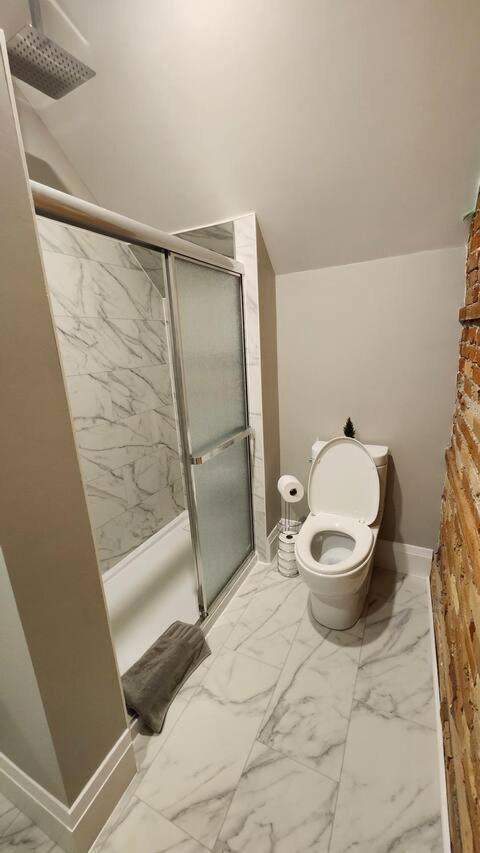 Entire 1 Bedroom Apartment Across From Google - Br5 Kitchener Exterior photo