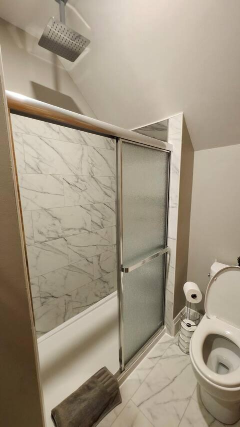 Entire 1 Bedroom Apartment Across From Google - Br5 Kitchener Exterior photo