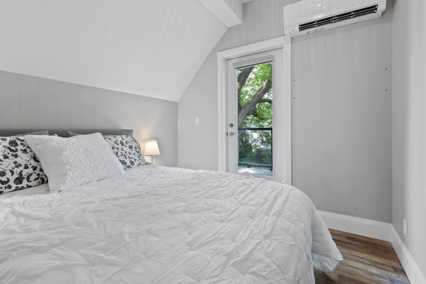 Entire 1 Bedroom Apartment Across From Google - Br5 Kitchener Exterior photo