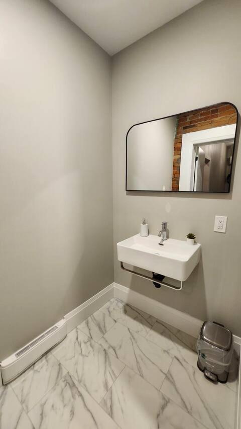 Entire 1 Bedroom Apartment Across From Google - Br5 Kitchener Exterior photo