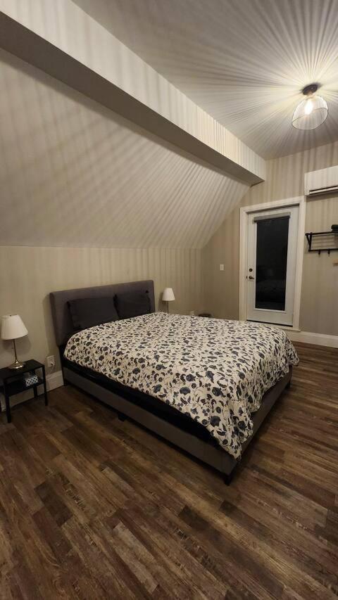 Entire 1 Bedroom Apartment Across From Google - Br5 Kitchener Exterior photo